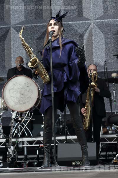 PJ HARVEY - 2016-07-03 - HEROUVILLE SAINT CLAIR - Chateau de Beauregard - Scene Beauregard - 